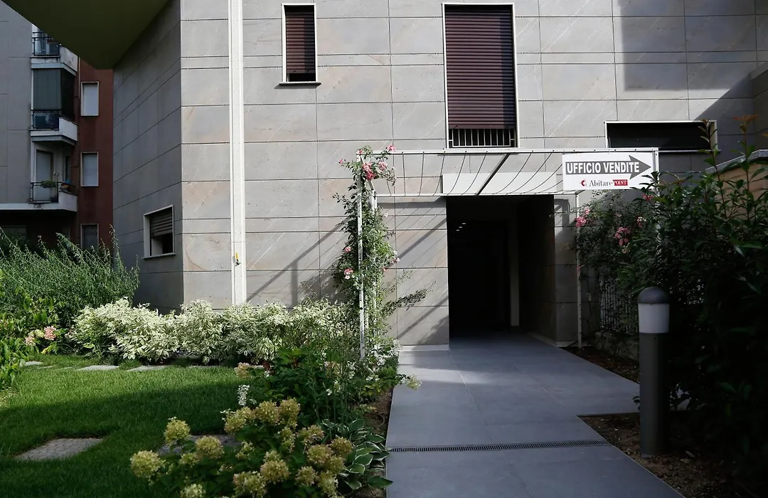 ampio appartamento con giardino e box-1